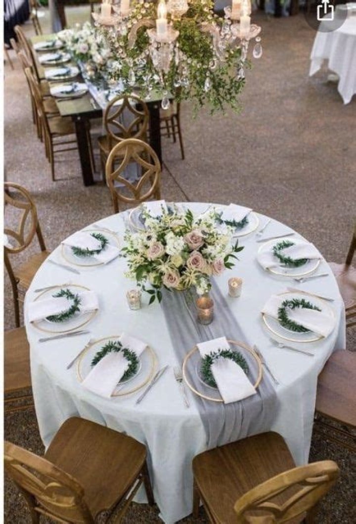 Can you use a table runner on a round table